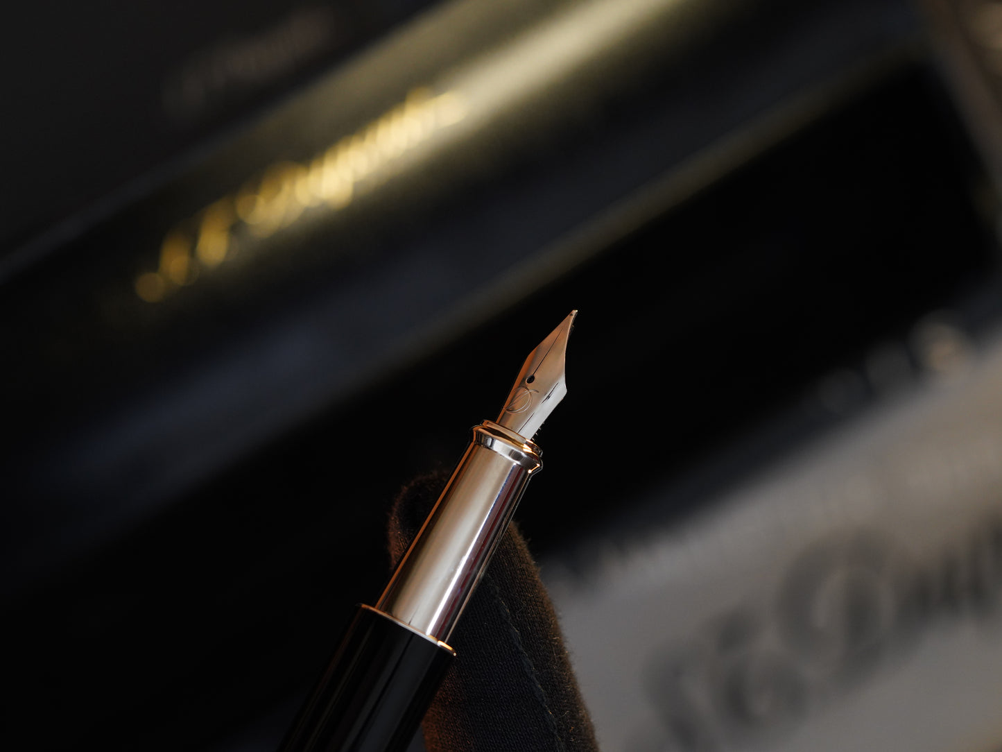 Vintage St Dupont Ruby Stone Luxury Natural Black Lacquer Fountain Pen
